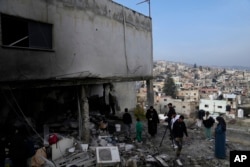 Stanovnici pregledavaju lokaciju izraelskog zračnog napada u kojem je u srijedu ubijeno šest Palestinaca, u izbjegličkom kampu Dženin na Zapadnoj obali, 16. januara 2025. godine.