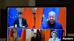欧盟领导人和中国国家主席习近平出现在布鲁塞尔举行的一个视频会议的屏幕上。（2020年12月30日）