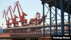 석탄 등 북한산 광물을 수입하는 북-중 접경 랴오닝성 단둥항의 화물 전용 부두의 지난해 3월 모습.