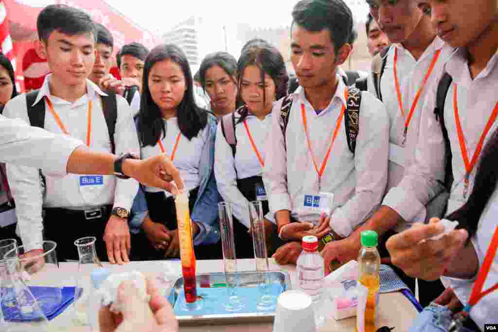 ការពិសោធន៍លក្ខណៈវិទ្យាសាស្ត្រ នៅក្នុងមហោស្រពជាតិលើកទី៣នៅកម្ពុជា ស្តីពីវិទ្យាសាស្ត្រ និងវិស្វកម្ម នៅឯស្តាតអូឡាំពិក ក្នុងរាជធានីភ្នំពេញ កាលពីថ្ងៃទី៩ ខែមិនា ឆ្នាំ២០១៧។ (ហ៊ាន សុជាតា/VOA)