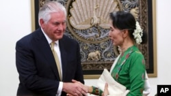 AQSh Davlat kotibi Reks Tillerson (chapda) Myanma yetakchisi Au San Su Chi bilan, 15-noyabr,2017-yil.