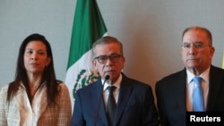 Delegados de la oposición venezolana hablan a la prensa en la Ciuda de México el 26 de noviembre de 2022.