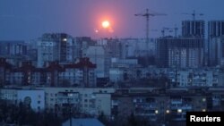 Se ve una explosión de un misil en el cielo sobre la ciudad durante un ataque con misiles rusos, en medio del ataque de Rusia contra Ucrania, en Kiev, Ucrania, el 7 de febrero de 2024. REUTERS/Gleb Garanich