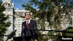 美國財政部長姆努欽在白宮北草坪接受財經電視頻道CNBC采訪后回答記者問題。（2019年9月12日資料照）
