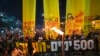Kerabat dan pendukung dari para sandera Israel yang ditahan Hamas di Gaza, menggelar aksi memperingati 500 hari penahanan para sandera di Tel Aviv, Israel, pada 17 Februari 2025. (Foto: AP/Ariel Schalit)