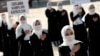 Para perempuan etnis Uighur melakukan protes menentang penindasan China di Xinjiang, dalam aksi di Istanbul, Turki (foto: dok). 