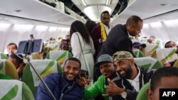 Les passagers prennent un selfie lors du vol Ethiopian Airlines qui a quitté l'aéroport international de Bole à Addis Abeba, en Éthiopie, à destination de la capitale de l'Érythrée, Asmara, le 18 juillet 2018.