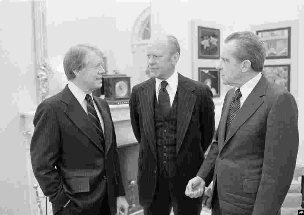1978年1月,美国总统卡特(左)和前任总统福特(中)和尼克松在国会。福特号以美国第三十八任总统,二战期间海军少校杰拉尔德·福特的名字命名。