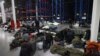 Migranti u transportnom centru blizuprelaza Brugzi na granici Belorusije i Poljske. (Foto: Maxim GUCHEK / BELTA / AFP) 
