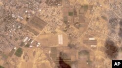 En esta imagen satelital tomada por Planet Labs PBC se muestra la instalación de tiendas de campaña cerca de Jan Yunis, en la Franja de Gaza, el 21 de abril de 2024.