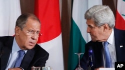 Menlu AS John Kerry (kanan) dan Menlu Rusia Sergei Lavrov dalam pertemuan di New York, 22 September 2016 (Foto: dok). Kerry dan Lavrov terus mengupayakan diakhirinya serangan selama beberapa minggu ini terhadap Aleppo, kota di Suriah utara dalam pertemuan di Lausanne, Swiss, Sabtu (15/10).