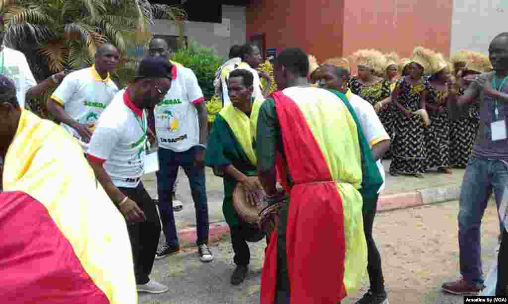 Les supporters sénégalais célèbrent l’arrivée des Lions de la Teranga à Franceville, Gabon, le 12 janvier 2017 (VOA/Amedine Sy)