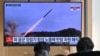 2024 年 1 月 24 日，在首尔的一个火车站，人们观看电视屏幕上播放的新闻，其中包含朝鲜导弹试验。