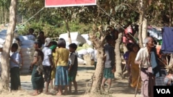 ရခိုင်ပြည်နယ် ကျောက်တော်မြို့နယ်အစပ်ရှိ ဝါးတောင် စစ်ရှောင်ဒုက္ခသည်စခန်းမှာ တွေ့ရတဲ့ ရခိုင်ဒုက္ခသည်များ။ (မှတ်တမ်းဓာတ်ပုံ)