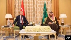 Turkiya Prezidenti Rajab Toyib Erdog'an (chapda) Saudiya Arabistoni Qiroli Salmon bin Abdulaziz Al-Saud bilan, Riyod, 29-dekabr, 2015-yil.