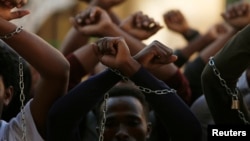 የኦሮሞ ብሔረሰብ አባላት ለተቃውሞ ሰልፍ በወጡበት ወቅት የተነሳ ፎቶ [ፋይል - ሮይተርስ]