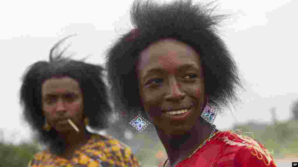 Fulani makiyaya da mata sun halarci wasan sukuwa a garin Bida Jihar Neja ranar 23 watan Yuni 2013.