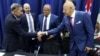 Los delegados jefe de la oposición y el gobierno de Venezuela, Gerardo Blyde (derecha) y Jorge Rodríguez, se estrechan las manos durante la firma de los acuerdos en Barbados, el pasado 17 de octubre de 2023, junto a representantes de esa nación y de Noruega.
