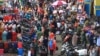 Para pengunjung memadati pasar tradisional di tengah wabah virus corona (Covid-19) di Pontianak, Kalimantan Barat, 22 Mei 2020. (Foto: Antara via Reuters)