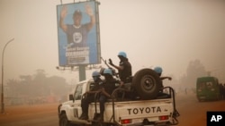 Les soldats de la Minusca patrouillent à Bangui, en Centrafrique, le 12 février 2016.