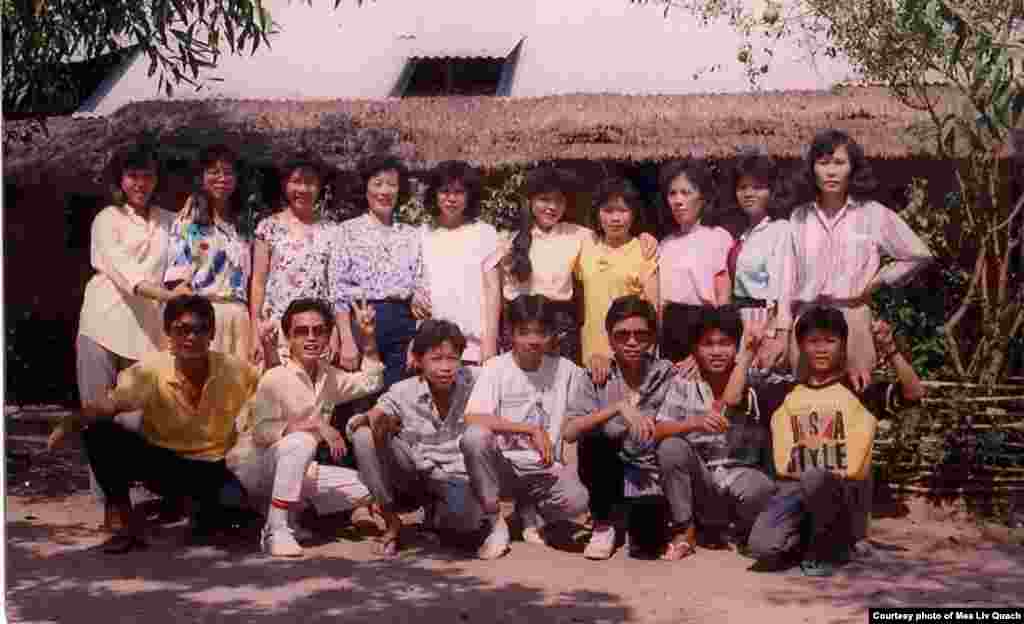 ជន​ភៀស​ខ្លួន​ខ្មែរ​មួយ​ក្រុម​បាន​ថត​រូប​ជុំ​គ្នា នៅ​ពី​ក្រោយ​ប្លុក C នៃ​ជំរំ Minh Tan 1 ឬ​ជំរំ 979A នៅ​ប្រទេស​វៀតណាម កាល​ពី​ឆ្នាំ ១៩៨៩។ ជំរំ​នេះ​ត្រូវបាន​បែង​ចែក​ជា​បួន​ប្លុក រួម​មាន​ប្លុក A, B, C, និង​ប្លុក D។ (រូប​ថត​ផ្តល់​ឲ្យ​ដោយ​លោក គួជ មាលីវ)