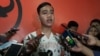 Putra Presiden Jokowi, Gibran Rakabuming Raka, saat mendatangi kantor DPC PDIP Solo, Senin (23/9). (Foto: VOA/ Yudha Satriawan)