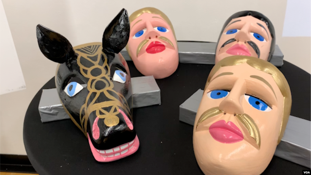 Varias máscaras formaron parte de la colección de obras de arte subastadas este miércoles en Miami, en favor de refugiados nicaragüenses en Costa Rica. 