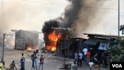 Pertempuran antar pendukung pecah di kawasan Attecoube, di ibukota Abidjan hari Kamis, 24 Februari 2011.
