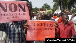 De nombreuses personnes ont participé à la marche citoyenne à Bamako, au Mali, le 18 juin 2017. (VOA/Kassim Traoré)