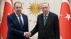 El presidente de Turquía, Recep Tayyip Erdogan (der) recibe al canciller ruso Serguei Lavrov (izq) en Ankara el 24 de febrero de 2025.