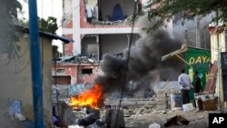 Bir kun oldin al-Shabab Mogadishudagi mehmonxonada 12 kishini o'ldirgan edi. Somali armiyasi hujumchilarning barini yo'q qilishga muvaffaq bo'lgani ma'lum.