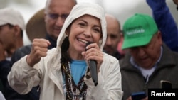 ARCHIVO - La dirigente opositora María Corina Machado habla a simpatizantes durante un mitin de campaña en Mérida, el 26 de junio de 2024.