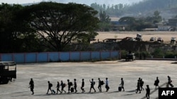 (FILES) "Waathirika" wa vituo vya utapeli huko Kyauk Khet nchini Myanmar wakiwa katika mstari wakienda kukutana na jeshi la Thai, Februari 12, 2025.