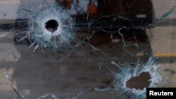 Lubang peluru terlihat di jendela restoran pizza di mana penyerang tak dikenal membunuh empat karyawan sebuah stasiun radio, termasuk seorang penyiar ketika mereka berada di luar, menurut media lokal, di Ciudad Juarez, Meksiko 12 Agustus 2022. (Foto: REUTERS/ Jose Luis Gonzales)