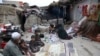 Yousuf, yang melarikan diri bersama keluarganya dari rumahnya di Afghanistan timur delapan tahun lalu untuk menghindari perang, duduk bersama anak-anak sementara istrinya membakar plastik saat dia membuat teh, di Kabul, Afghanistan. (Foto: AP//Rahmat Gul)