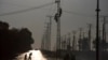 اسلام آباد کے نواح میں ایک الیکٹریسٹی کمپنی کے ملازمین بجلی کے کھمبوں پر چڑھے برقی رو بحال کرنے کی کوشش کر رہے ہیں۔ فوٹو اے پی 