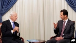 Presiden Suriah Bashar Assad (kanan) berbicara dengan utusan PBB untuk Suriah Staffan de Mistura di Damascus, 10 November 2014. (Foto: dok.)