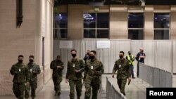 Miembros de las Fuerzas Armadas de EE. UU. colaboran con las autoridades sanitarias en un centro de vacunación de Filadelfia, Pensilvania, el 2 de marzo de 2021.