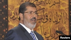 Presiden Mesir, Mohamed Morsi berpidato di Al-Azhar Conference Center, di Cairo (12/8). Morsi memerintahkan Menhan Mesir Hussein Tantawi mengundurkan diri dari jabatan.