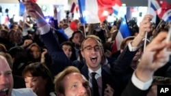 Simpatizantes del partido derechista francés Agrupación Nacional celebran en la sede del partido, el domingo 9 de junio de 2024, en París. 