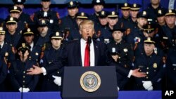 En un discurso a policías y familias de víctimas de pandilleros en Long Island, N.Y., el presidente Donald Trump destacó su lucha contra la Mara Salvatrucha indicando que es un grupo "particularmente violento".
