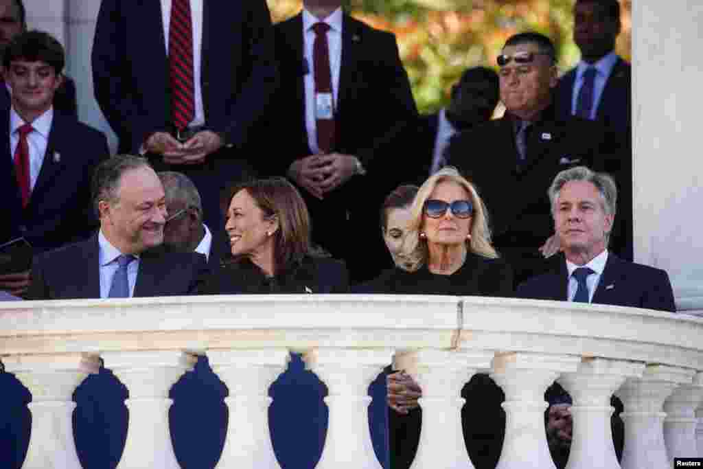 A la ceremonia celebrada en el cementerio de Arlington, también asisten otras figuras del gobierno como el secretario de Estado, Antony Blinken. 