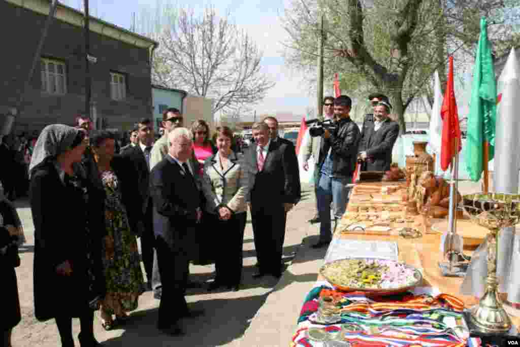 Milliy an'analar uslubida tayyorlangan hunarmandchilik buyumlari va taomlar ko'rgazmasi AQSh elchisida katta taassurot qoldirdi.