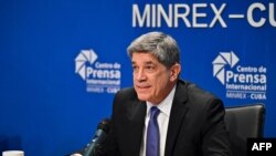 ARCHIVO - El viceministro de Relaciones Exteriores de Cuba, Carlos Fernández de Cossío, habla durante una conferencia de prensa, en el Centro de Prensa Internacional en La Habana, el 14 de noviembre de 2023. AFP