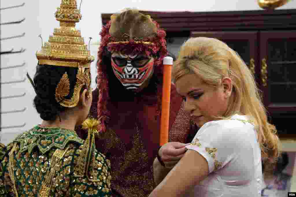 អ្នកសម្ដែងស្លៀកសម្លៀកបំពាក់និងផាត់មុខសម្រាប់តួអង្គក្នុងសាច់រឿង។ (ចាប ចិត្រា/VOA)