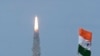 Roket Organisasi Riset Antariksa India (ISRO) yang membawa pesawat ruang angkasa Chandrayaan-3 lepas landas dari Pusat Antariksa Satish Dhawan di Sriharikota, sebuah pulau di lepas pantai negara bagian Andhra Pradesh selatan, 14 Juli 2023. (R.Satish BABU/AFP)