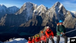 Tim pendaki gunung dari Bahrain diberi izin khusus untuk mendaki Gunung Lobuche di Nepal, 3 Oktober 2020. (Seven Summit Treks via AP)
