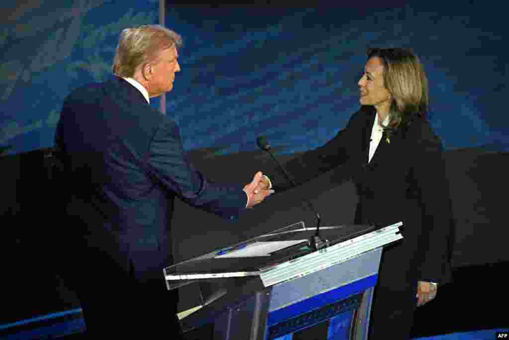 Vice-présidente mpe démocrate Kamala Harris (D) na président ya kala Donald Trump bapesani losako na bondongwani na bango na etando eke na National Constitution Center, Philadelphie, Pennsylvanie, 10 sanza ya libwa 2024.(Photo by SAUL LOEB / AFP)