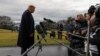 El presidente Donald Trump respondió preguntas de los periodistas sobre temas variados cuando salía de la Casa Blanca hacia Carolina del Norte el 7 de febrero de 2020.