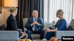 Presidente Joe Biden (cen) reúne-se com a viúva de Alexei Navalny, Yulia (dir), e a filha, Dasha (esq), na Califórnia, 22 fevereiro 2024